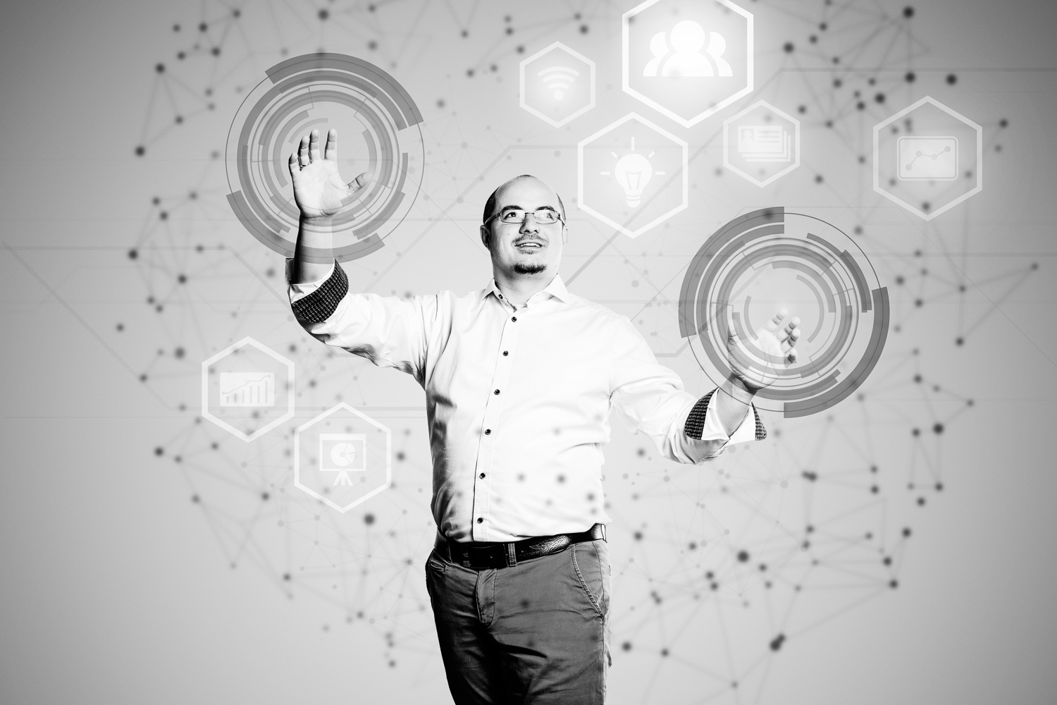 Stefan Lintl mit vernetzten digitalen Symbolen – Webdesign und Service aus einer Hand.